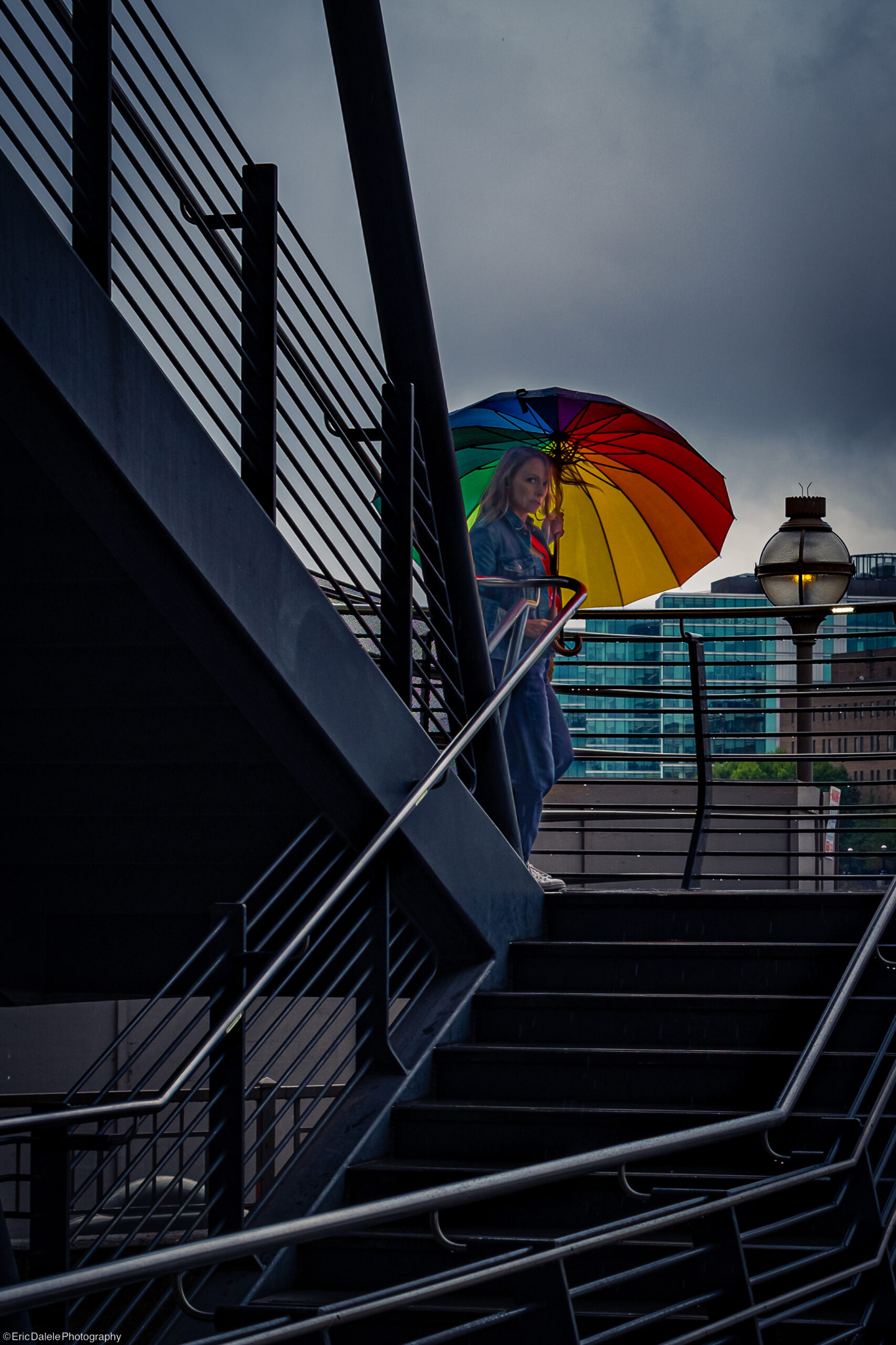 Photographie de rue : la dame avec son parapluie
